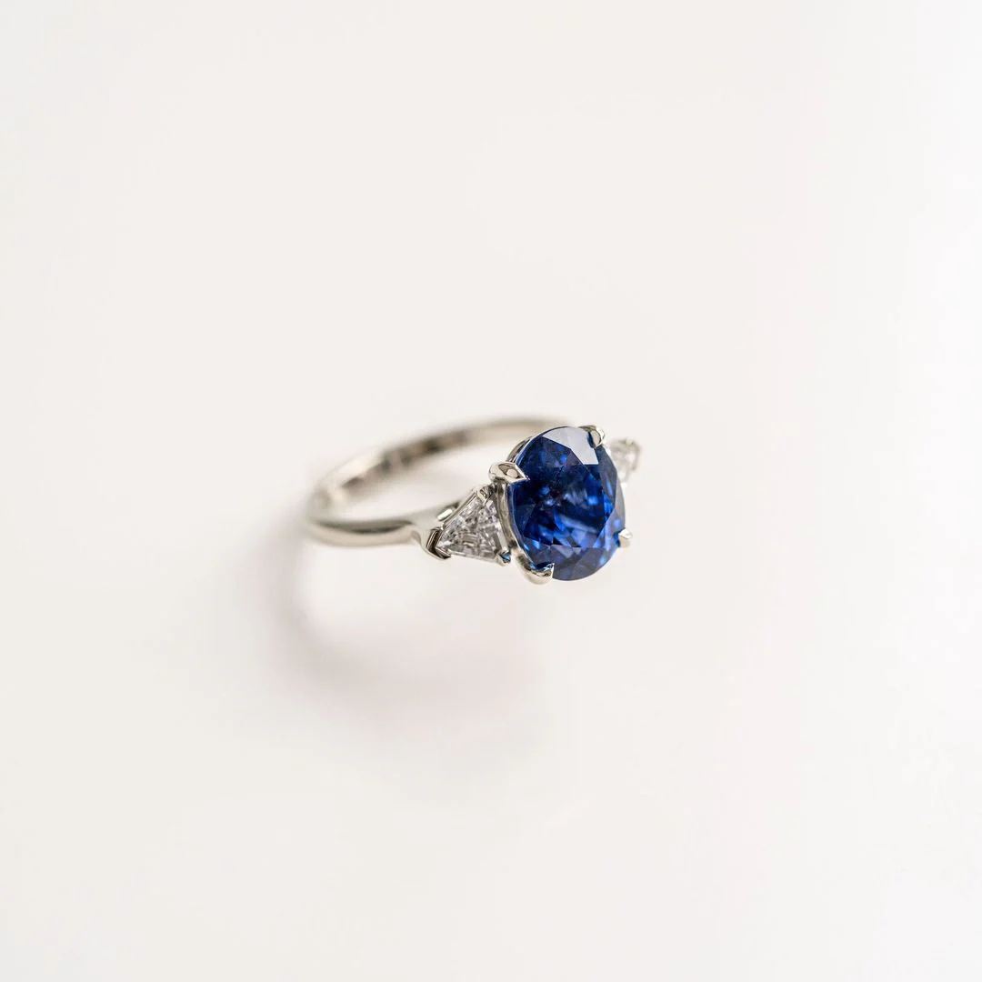 Oval Blue Sapphire With Shield Shape Diamond Accents - Image 4