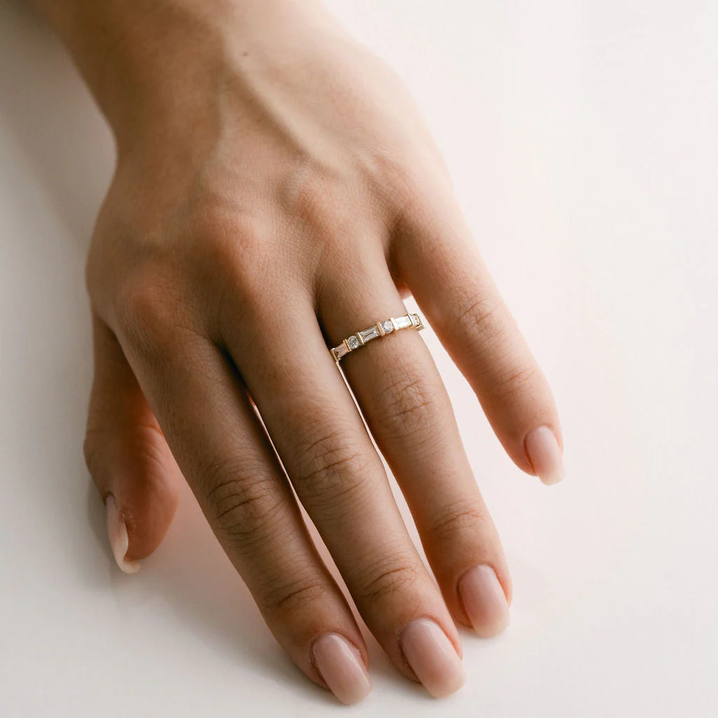 Baguette Cut & Round Brilliant Diamond Alternating Bar Band - Image 5