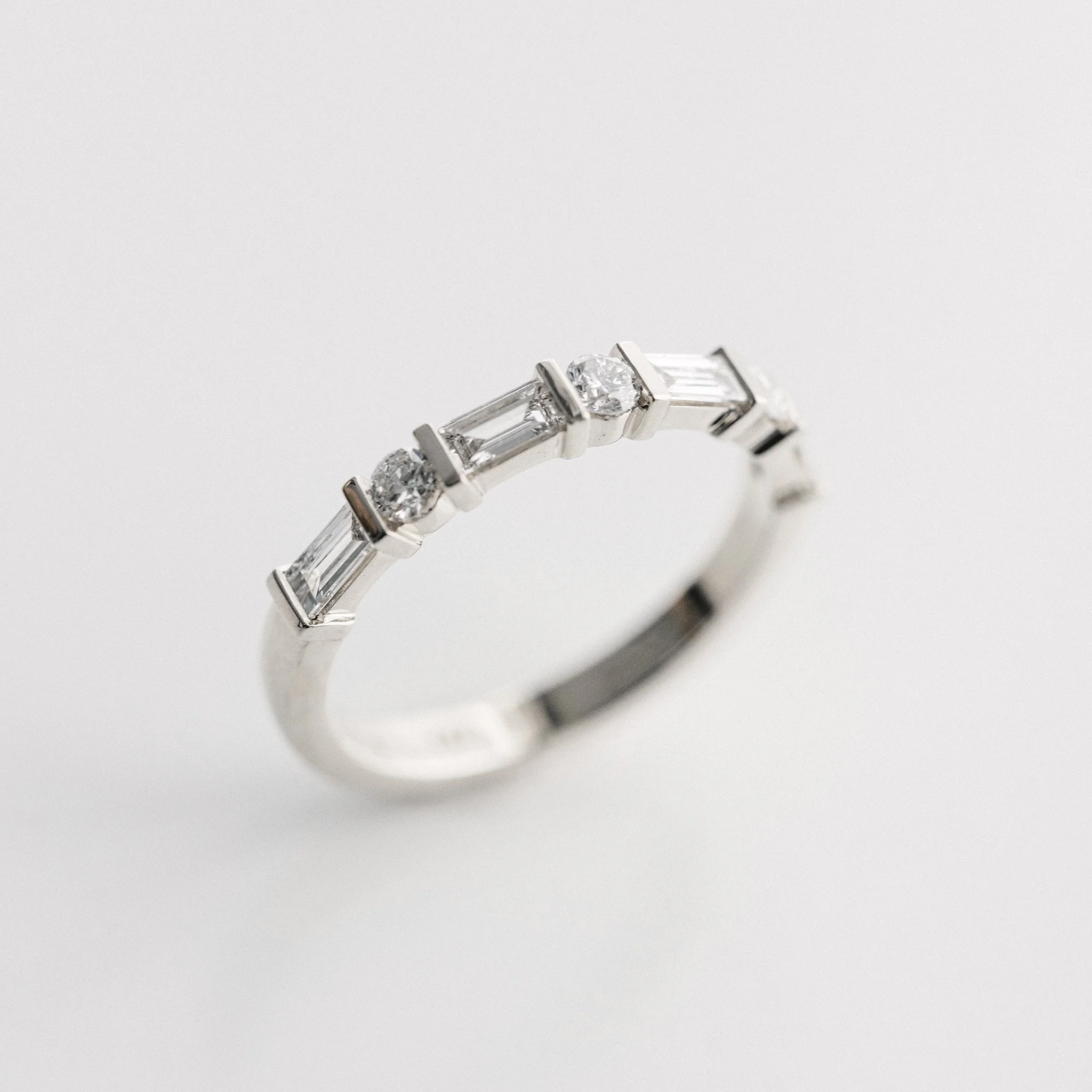Baguette Cut & Round Brilliant Diamond Alternating Bar Band - Image 6