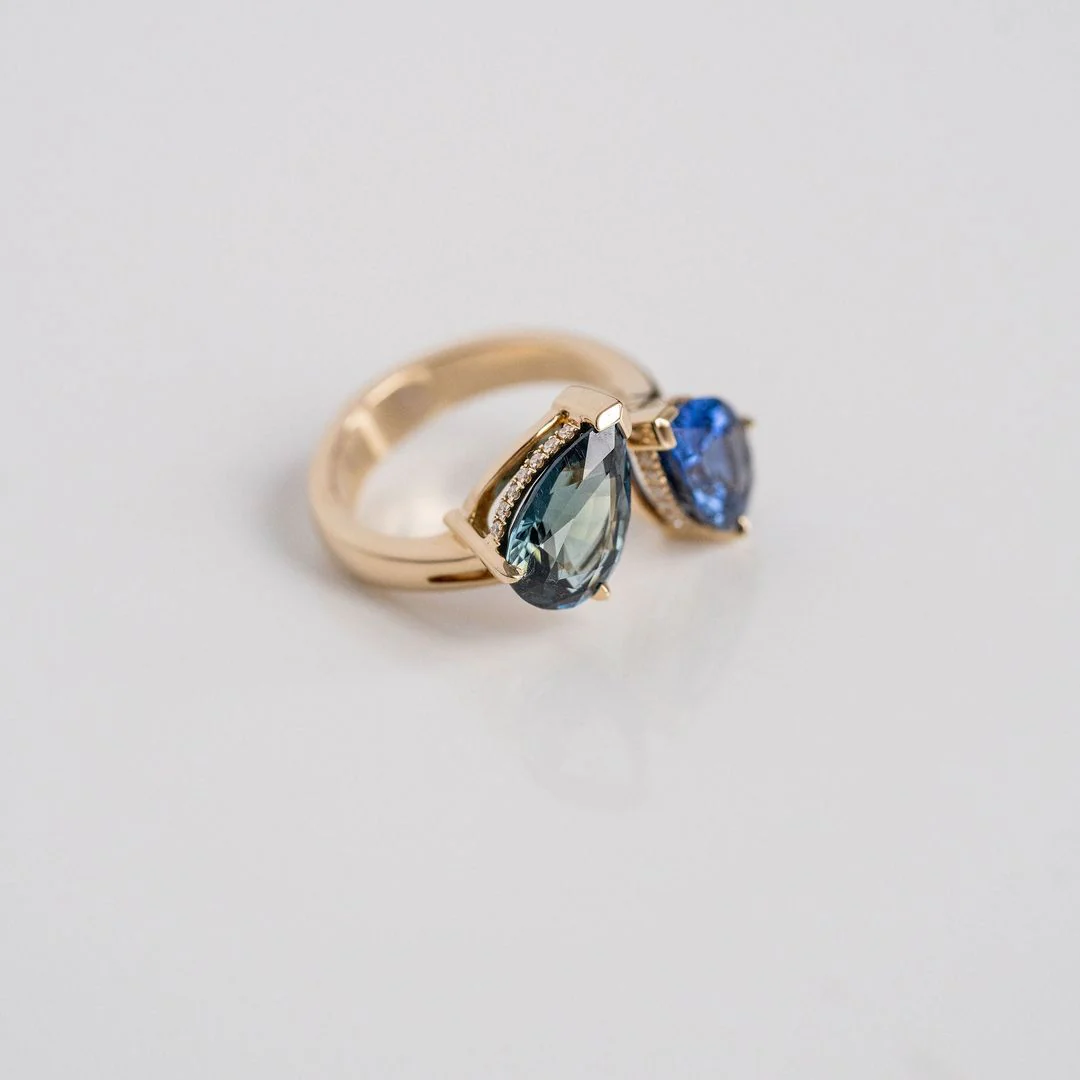 Pear Shape Blue & Teal Sapphire Toi et Moi Gap Ring With Diamond Collar - Image 3