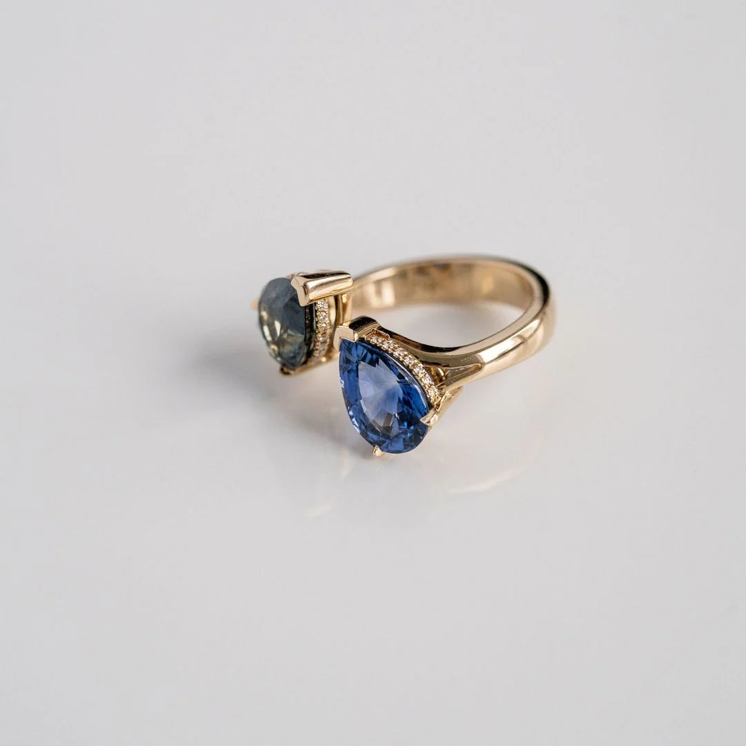 Pear Shape Blue & Teal Sapphire Toi et Moi Gap Ring With Diamond Collar - Image 4