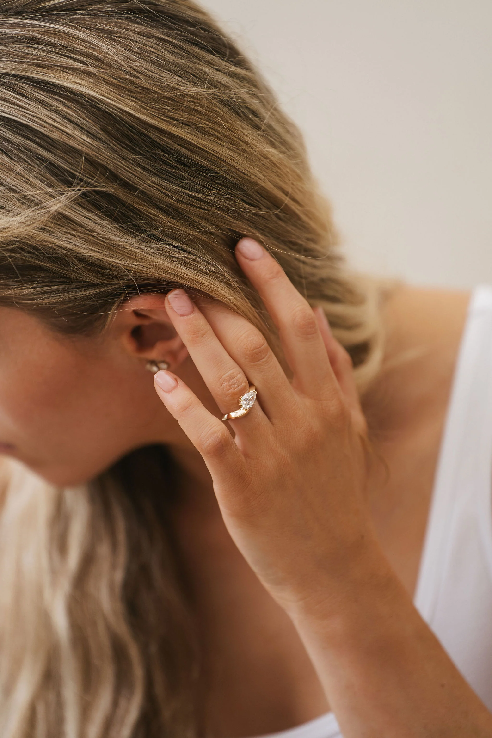 Pear Shape Diamond Knife-Edge Sway Ring - Image 7