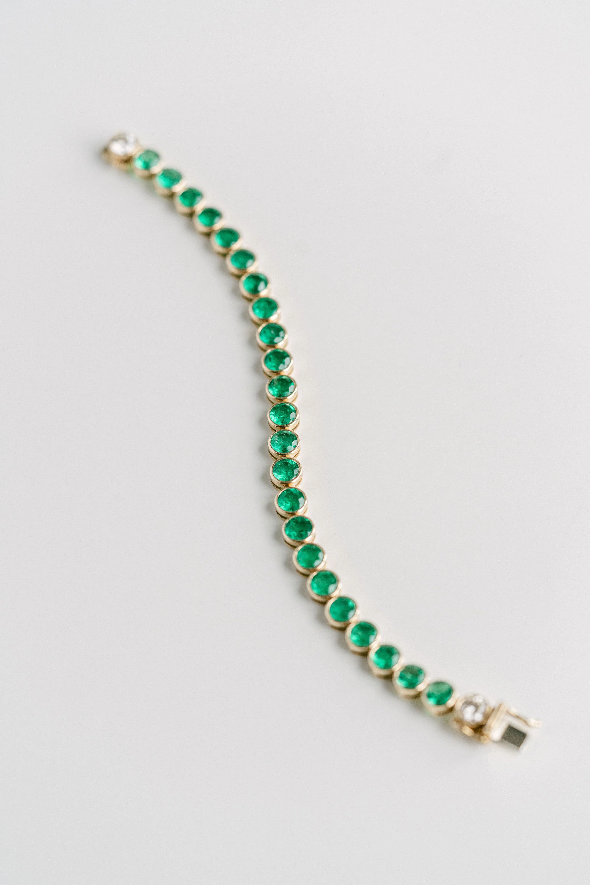 Round Emerald Bezel Tennis Bracelet With Diamonds - Image 3