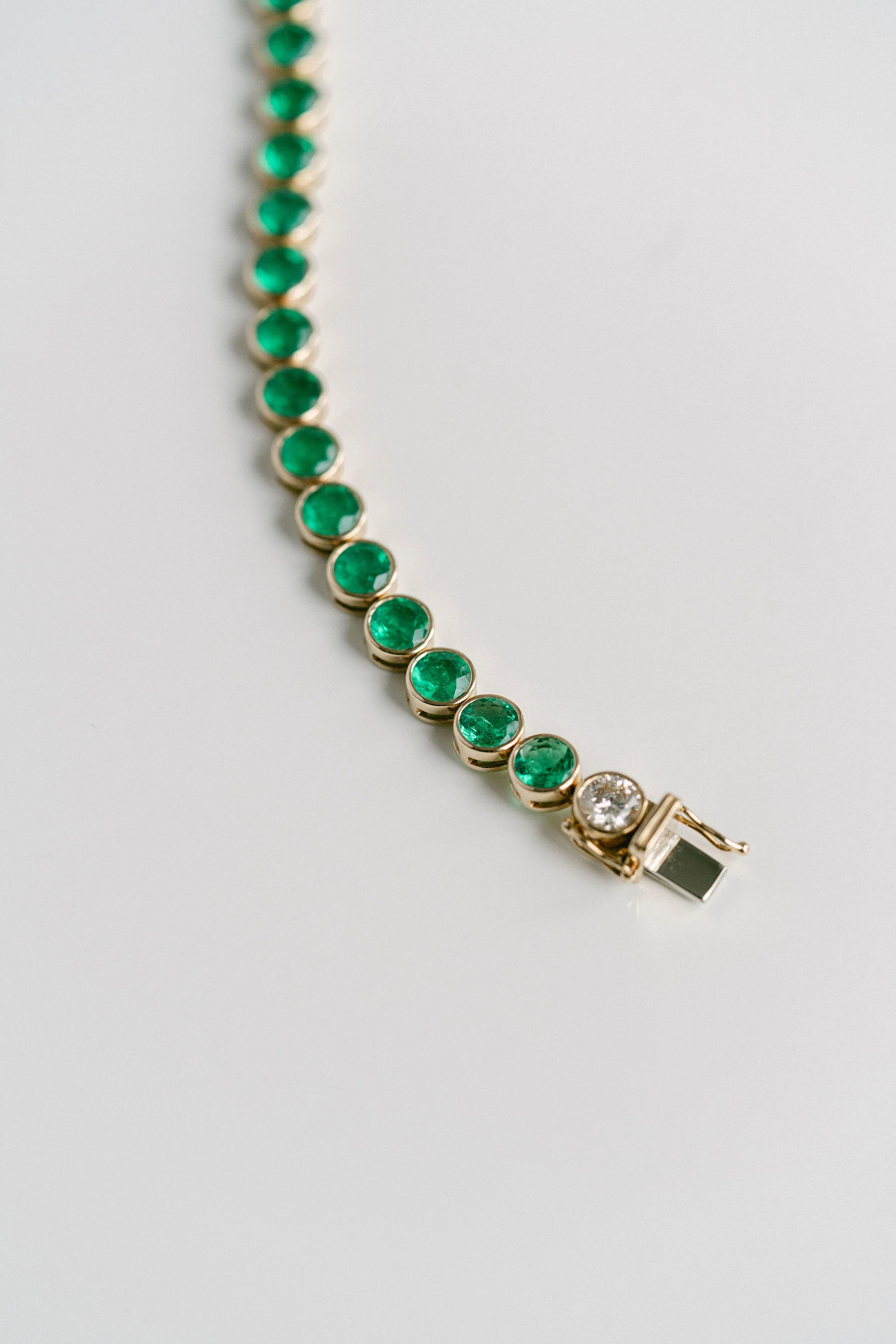 Round Emerald Bezel Tennis Bracelet With Diamonds - Image 4