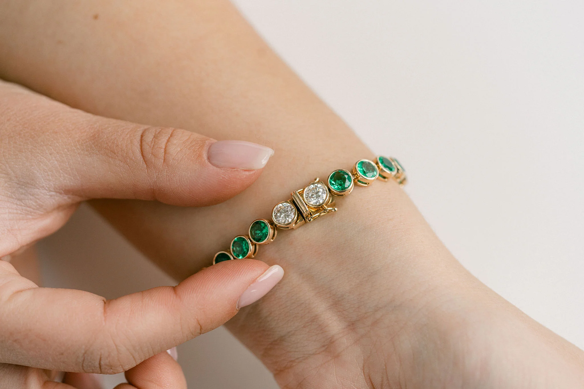 Round Emerald Bezel Tennis Bracelet With Diamonds - Image 5