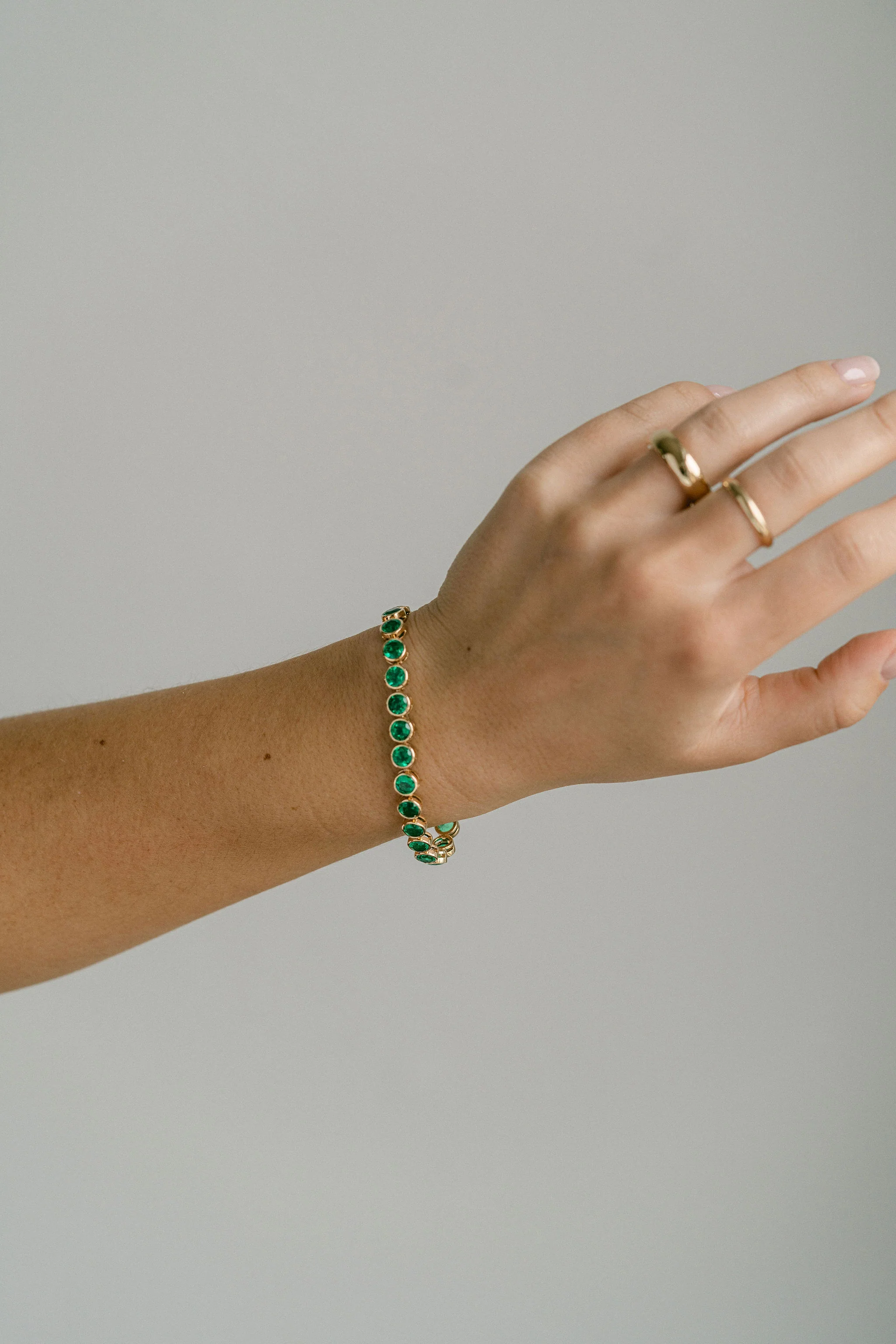 Round Emerald Bezel Tennis Bracelet With Diamonds - Image 6