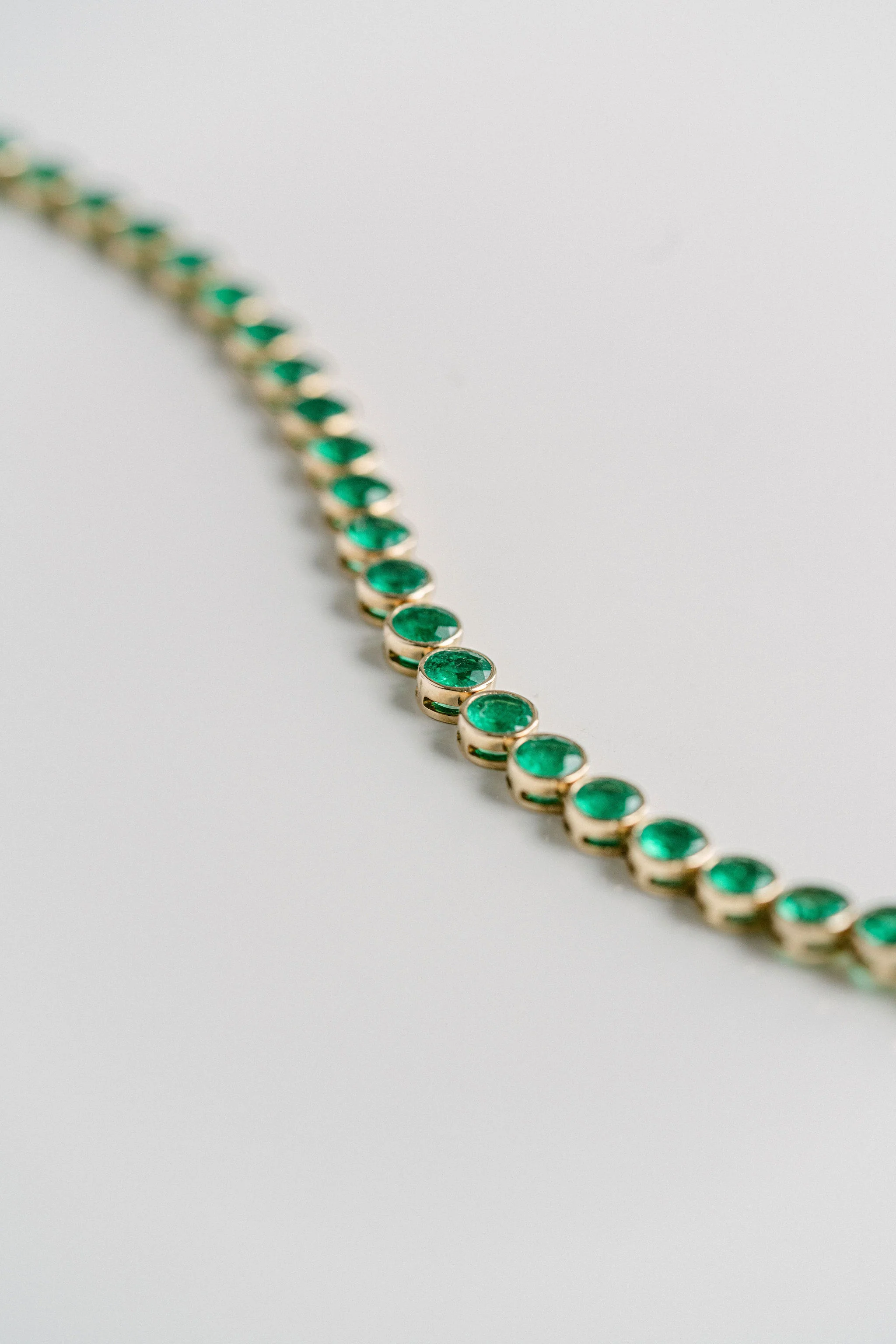 Round Emerald Bezel Tennis Bracelet With Diamonds - Image 7