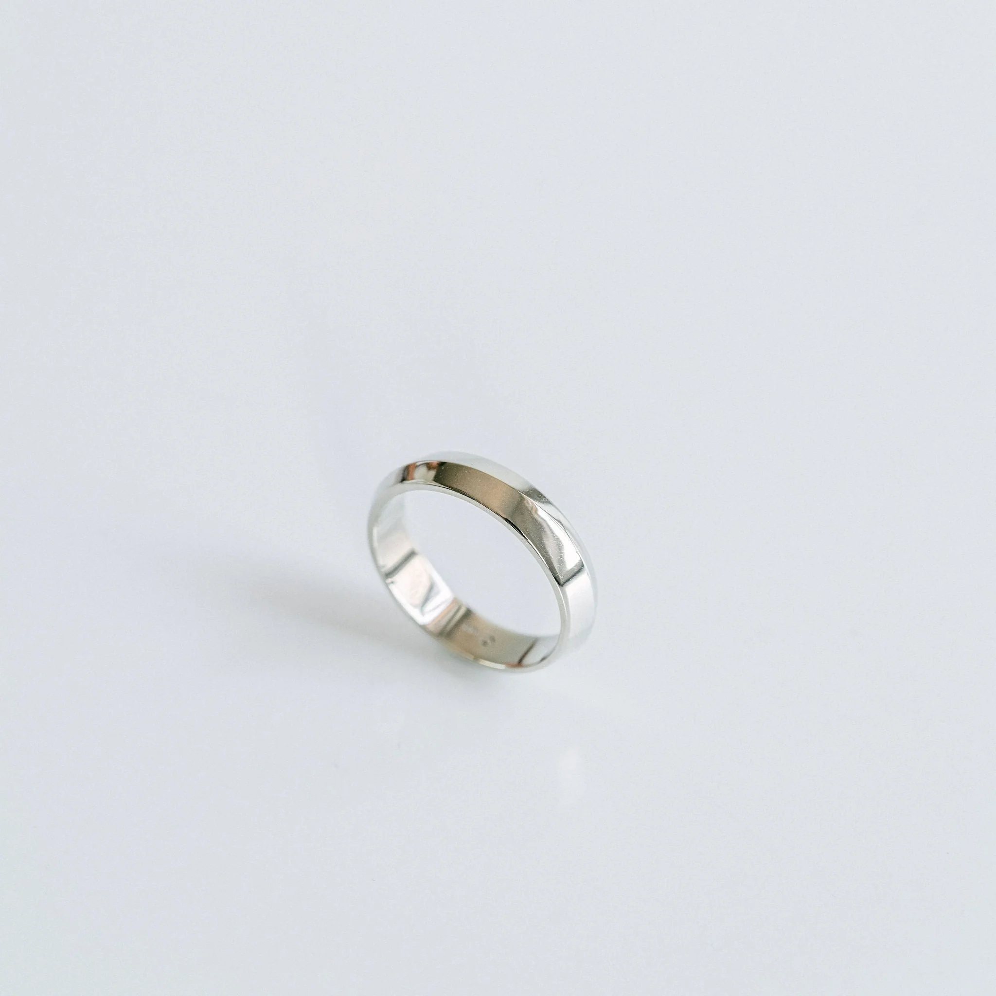Round Polished Wave Mens Band - Image 3